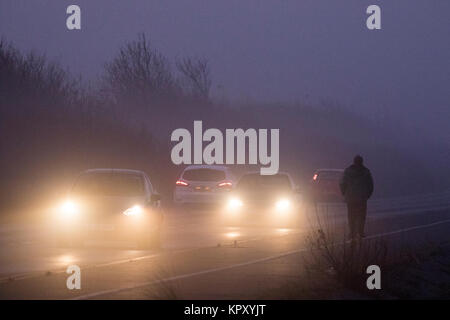 Southport, Merseyside. Dichter Nebel. Dezember 2017 18. UK Wetter. Pendler auf dem Weg zur Arbeit wurden von sehr schwierigen Fahrsituationen heute Vormittag wie eine Decke von dichtem Nebel an der nord west Küste in Southport, Merseyside herabkam. Credit: cernan Elias/Alamy leben Nachrichten Stockfoto