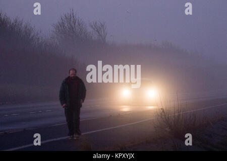 Southport, Merseyside. Dichter Nebel. Dezember 2017 18. UK Wetter. Pendler auf dem Weg zur Arbeit wurden von sehr schwierigen Fahrsituationen heute Vormittag wie eine Decke von dichtem Nebel an der nord west Küste in Southport, Merseyside herabkam. Credit: cernan Elias/Alamy leben Nachrichten Stockfoto