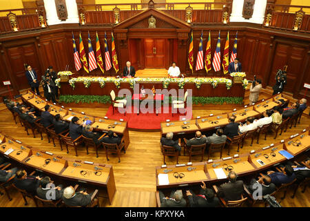 Colombo, Sri Lanka. 18 Dez, 2017. Malaysische Premierminister Najib Razak (L) und Präsidentin von Sri Lanka Maithripala arives Sirisena (R), um die Öffnung des Malaysischen ceromony PM Besuch in Sri Lanka, an der Präsident Sekretariat Büro in Colombo, während für 60 Jahre deplomatic Beziehung zwischen den beiden Ländern markieren. Credit: vimukthi Embuldeniya/Alamy leben Nachrichten Stockfoto