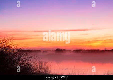 Southport, Merseyside. Dichter Nebel. Dezember 2017 18. UK Wetter. Eine dichte Decke von Nebel überzieht die Seen der RSPB Nature Reserve in der Nähe von Southport Marshside in Merseyside. Nebel Patches werden erwartet, langsam zu sein mit Sonnige Aussichten für heute Nachmittag zu löschen. Die schlechten Sichtverhältnissen sind aufgrund der frühen in den Abend zurückzukehren. Credit: cernan Elias/Alamy leben Nachrichten Stockfoto