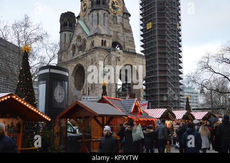 Berlin, Deutschland. 17. Dezember, 2017. Breitscheidplatz Weihnachtsmarkt in Berlin ein Jahr nach dem Terroranschlag Credit: Markku Rainer Peltonen/Alamy leben Nachrichten Stockfoto