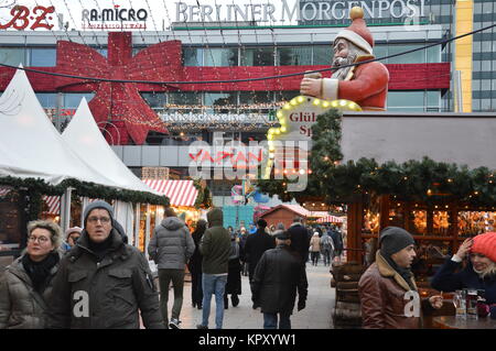 Berlin, Deutschland. 17. Dezember, 2017. Breitscheidplatz Weihnachtsmarkt in Berlin ein Jahr nach dem Terroranschlag Credit: Markku Rainer Peltonen/Alamy leben Nachrichten Stockfoto