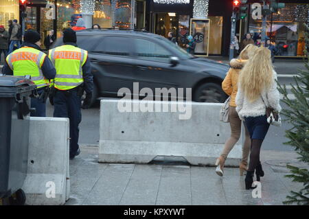 Berlin, Deutschland. 17. Dezember, 2017. Breitscheidplatz Weihnachtsmarkt in Berlin ein Jahr nach dem Terroranschlag Credit: Markku Rainer Peltonen/Alamy leben Nachrichten Stockfoto