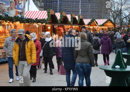 Berlin, Deutschland. 17. Dezember, 2017. Breitscheidplatz Weihnachtsmarkt in Berlin ein Jahr nach dem Terroranschlag Credit: Markku Rainer Peltonen/Alamy leben Nachrichten Stockfoto