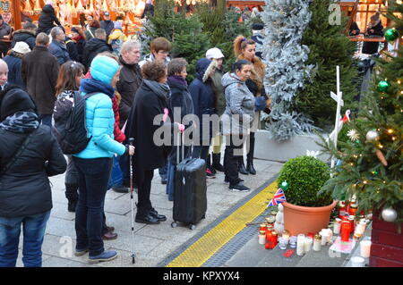 Berlin, Deutschland. 17. Dezember, 2017. Breitscheidplatz Weihnachtsmarkt in Berlin ein Jahr nach dem Terroranschlag Credit: Markku Rainer Peltonen/Alamy leben Nachrichten Stockfoto