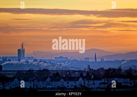 Glasgow, Schottland, Vereinigtes Königreich 18. Dezember. UK Wetter: Warm Sonnenaufgang und einem kalten feuchten Start in den Tag über Glasgow University und Tinto Hügel im Osten der Stadt. Credit: Gerard Fähre / alamy Leben Nachrichten Stockfoto