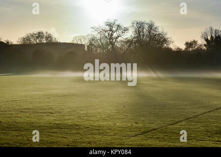 Twickenham, London, UK. Dezember 2017 18. Einem nebligen Morgen in Twickenham Credit: Matthew Chattle/Alamy leben Nachrichten Stockfoto