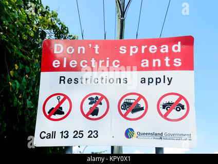 Schild am Straßenrand Warnung Nicht elektrische Ameisen, die eine eingeführte Arten aus Südamerika ausbreiten, Far North Queensland, FNQ, QLD, Australien Stockfoto