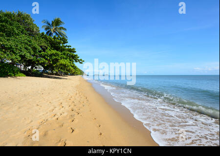 Blick auf malerische Trinity Beach, einem beliebten Vorort der nördlichen Strände von Cairns, Far North Queensland, FNQ, QLD, Australien Stockfoto