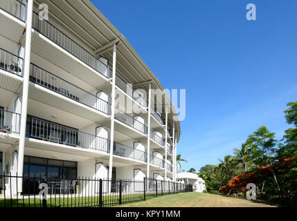 Bellevue Luxury Beachfront Holiday Apartments Trinity Beach, einem beliebten Vorort der nördlichen Strände von Cairns, Far North Queensland, FNQ, QLD, Australien Stockfoto