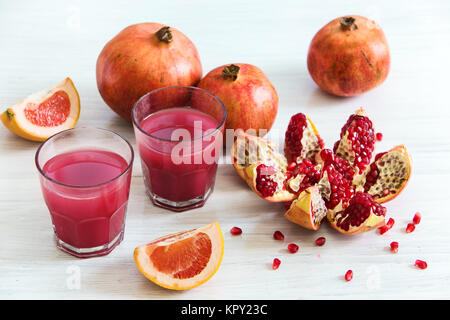 Granatapfel Likör in eine Brille auf Holztisch. Selektiven Fokus. Stockfoto