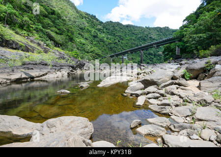 Blick auf den unteren Teil des Barron Gorge National Park während der trockenen Jahreszeit, Cairns, Far North Queensland, FNQ, QLD, Australien Stockfoto