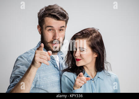 Der Business-Mann und die Frau auf einem grauen Hintergrund Stockfoto