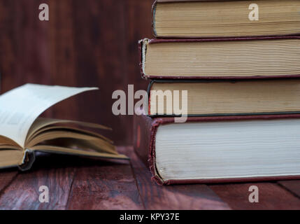 Alte Bücher auf einem Holzregal Stockfoto