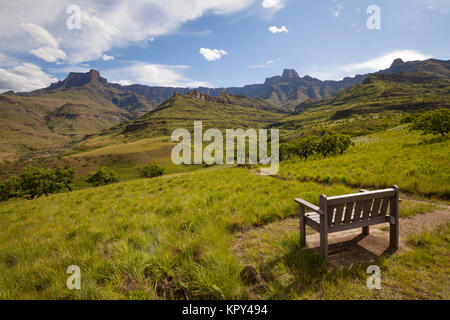 Ein Blick auf das Amphitheater von Thendele Resort in den Royal Natal National Park. Stockfoto