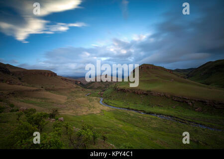 Ein Blick auf die Bushman River in Giant's Castle finden, Kwa-Zulu Natal, Südafrika. Stockfoto