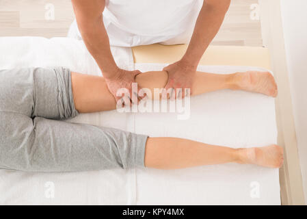 Therapeut gibt Bein Massage Stockfoto