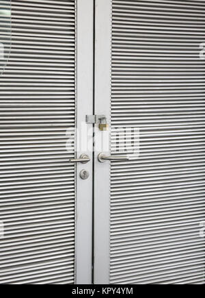 Stahl abgestreift Textur Tür verriegelt Stockfoto