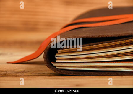Notebook in Leder auf hölzernen Tisch Stockfoto
