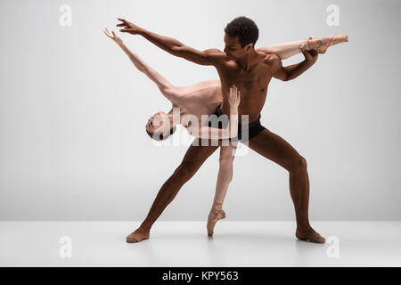 Paar von Ballerinen posiert auf grauem Hintergrund Stockfoto