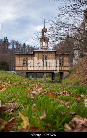 Alte hölzerne Kapelle auf Wasser in ojcow, Polen Stockfoto