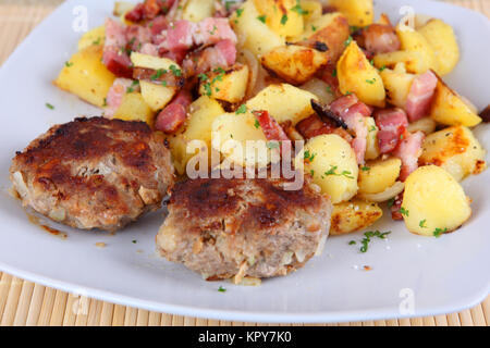 Frikadellen mit Bratkartoffeln Stockfoto