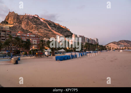 Den Sonnenaufgang über der spanischen Stadt Alicante, das Schloss von Santa Barbara und den langen Strand der Stadt Stockfoto