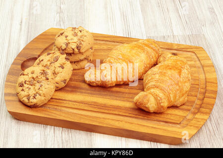 Leckere hausgemachte Croissants und Cookies Stockfoto