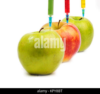 Drei Apple mit Spritzen Injektion von bunten Flüssigkeiten Stockfoto