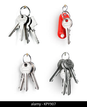 Schlüsselanhänger mit Haus Schlüssel Türenkollektion isoliert auf weißem Hintergrund Stockfoto