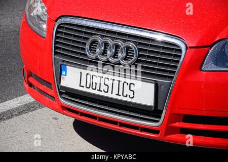 Kühlergrill und Logistik Nummernschild auf einem roten Audi Auto, Malta, Europa. Stockfoto