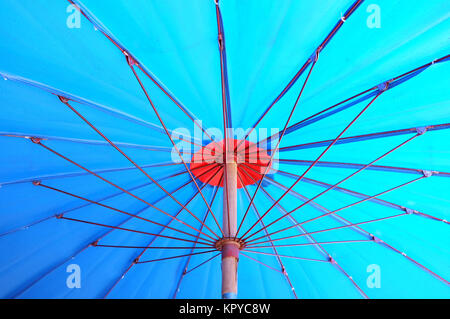 Unter blauen Schirm anzeigen Stockfoto