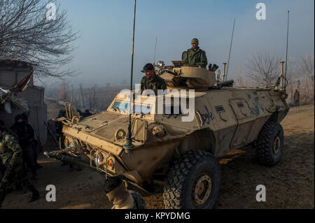 Der 10 Special Operations Kandak unterstützt mit gepanzerten Fahrzeugen aus dem 20 nationale afghanische Armee Division, der afghanischen nationalen Polizei und die afghanische Polizei eine Reihe von fokussierten offensive Operation in der Provinz Kunduz am 10.12.2017, abgeschlossen. (U.S. Air Force Stockfoto