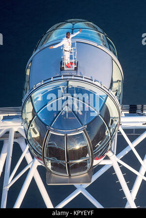 Rückblick auf das Jahr 2017: August: Sir Mo Farah steht an der Spitze der Coca-Cola London Eye, als Er die Gebote einen endgültigen Abschied von der britischen Titel Leichtathletik nach dem Gewinn der Goldmedaille bei den 10.000 m und Silber in den 5.000 m an der Leichtathletik-WM in seiner Heimatstadt. Stockfoto
