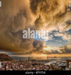 Sonnenaufgang über der antiken Stadt Alicante in Spanien und im Hintergrund die Burg und Hafen Stockfoto