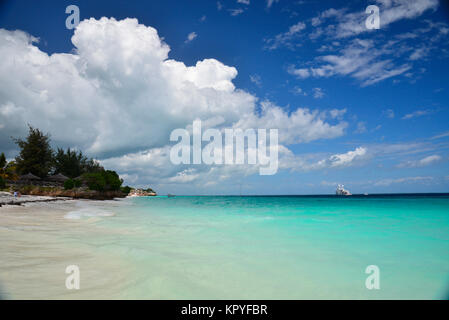 Sansibar ist eine Indische Ozean Paradies, das die meisten Menschen es sich leisten können, für faule Ferien auf warmen Strände zu besuchen. Stockfoto