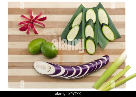 Zitrone mit in Scheiben geschnittenen Gurken rote Radieschen und Auberginen Stockfoto