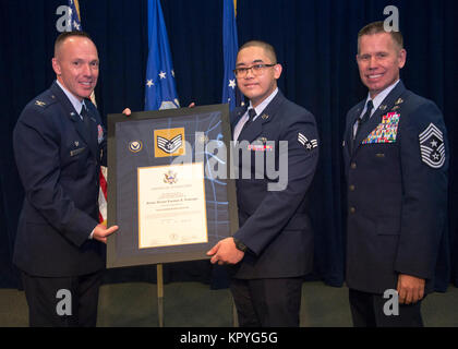 Acht Mannschaften Mitglieder gehören Staff Sergeant Raylee D. Phillips, 61 MDS/SGSM; SrA Laurence A. Limlangco, SMC/FMF; SrA Kiana Davalos, 61 MDS/SGSL; Brent M.Koch, 61 CS/SCO; John J. Egloff, SMC/DS; Michael R. Castronuebo, 61 MDS/SGPM; Randall J. Schopper jr., 61 MDS/SGSM; und SrA Adam L. Cushman, 61 CS SFS, wurden einige der neuesten Mitglieder der Luftwaffe der Unteroffizier und wurden in der Gordon Conference Center des Schriever Raum Komplex während der Raum und Missile Systems Center Senior NCO Induktion Zeremonie Dec 6, 2017 Los Angeles Air Force Base in El Segundo geehrt, Cal Stockfoto