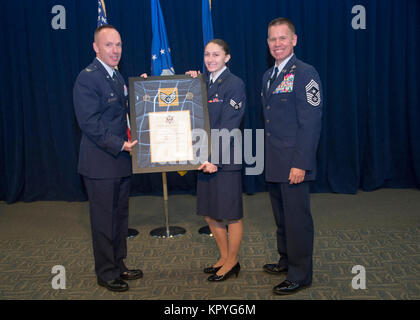 Acht Mannschaften Mitglieder gehören Staff Sergeant Raylee D. Phillips, 61 MDS/SGSM; SrA Laurence A. Limlangco, SMC/FMF; SrA Kiana Davalos, 61 MDS/SGSL; Brent M.Koch, 61 CS/SCO; John J. Egloff, SMC/DS; Michael R. Castronuebo, 61 MDS/SGPM; Randall J. Schopper jr., 61 MDS/SGSM; und SrA Adam L. Cushman, 61 CS SFS, wurden einige der neuesten Mitglieder der Luftwaffe der Unteroffizier und wurden in der Gordon Conference Center des Schriever Raum Komplex während der Raum und Missile Systems Center Senior NCO Induktion Zeremonie Dec 6, 2017 Los Angeles Air Force Base in El Segundo geehrt, Cal Stockfoto