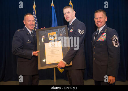 Acht Mannschaften Mitglieder gehören Staff Sergeant Raylee D. Phillips, 61 MDS/SGSM; SrA Laurence A. Limlangco, SMC/FMF; SrA Kiana Davalos, 61 MDS/SGSL; Brent M.Koch, 61 CS/SCO; John J. Egloff, SMC/DS; Michael R. Castronuebo, 61 MDS/SGPM; Randall J. Schopper jr., 61 MDS/SGSM; und SrA Adam L. Cushman, 61 CS SFS, wurden einige der neuesten Mitglieder der Luftwaffe der Unteroffizier und wurden in der Gordon Conference Center des Schriever Raum Komplex während der Raum und Missile Systems Center Senior NCO Induktion Zeremonie Dec 6, 2017 Los Angeles Air Force Base in El Segundo geehrt, Cal Stockfoto