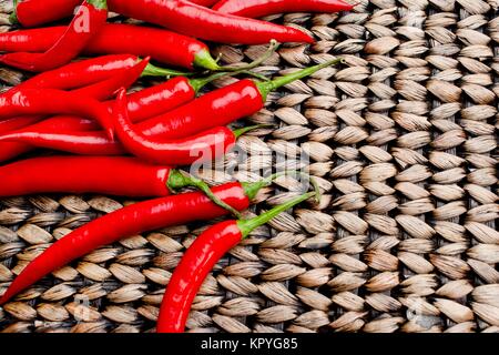 Mehrere Chillis auf einem gemusterten Oberfläche Stockfoto