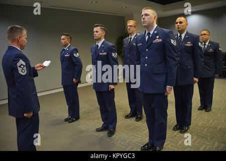 Acht Mannschaften Mitglieder gehören Staff Sergeant Raylee D. Phillips, 61 MDS/SGSM; SrA Laurence A. Limlangco, SMC/FMF; SrA Kiana Davalos, 61 MDS/SGSL; Brent M.Koch, 61 CS/SCO; John J. Egloff, SMC/DS; Michael R. Castronuebo, 61 MDS/SGPM; Randall J. Schopper jr., 61 MDS/SGSM; und SrA Adam L. Cushman, 61 CS SFS, wurden einige der neuesten Mitglieder der Luftwaffe der Unteroffizier und wurden in der Gordon Conference Center des Schriever Raum Komplex während der Raum und Missile Systems Center Senior NCO Induktion Zeremonie Dec 6, 2017 Los Angeles Air Force Base in El Segundo geehrt, Cal Stockfoto