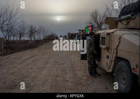 Der 10 Special Operations Kandak unterstützt mit gepanzerten Fahrzeugen aus dem 20 nationale afghanische Armee Division, der afghanischen nationalen Polizei und die afghanische Polizei eine Reihe von fokussierten offensive Operation in der Provinz Kunduz am 10.12.2017, abgeschlossen. (U.S. Air Force Stockfoto