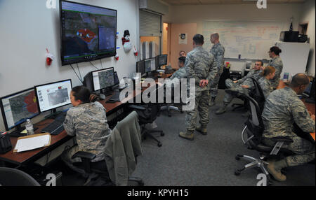 Air National Guard Mitglieder von der 195th Intelligence, Surveillance und Reconnaissance Gruppe analysieren, Full-Motion-Videos des Thomas Feuer und ihre Ergebnisse Relais Crews im Dez. 11, 2017 Feuer, an der Beale Air Force Base, Kalifornien. Das Team ist mit Bildmaterial von der MQ-9 Reaper das Feuer Linien zu Karte und bei Fire Expansion und Weiterentwicklung suchen. (U.S. Air Force Stockfoto