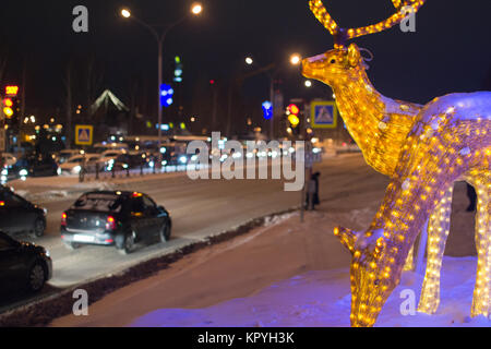 Die Hirsche in die Lichter der Abend und der Stadt Stockfoto