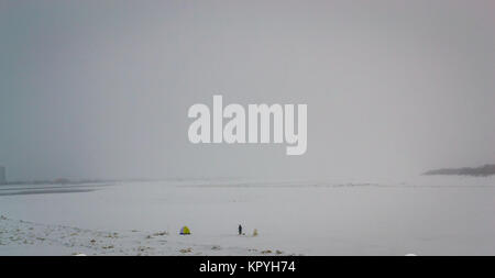 Angeln auf einem großen Fluss im Winter den Fluss Ob Nischnewartowsk Stockfoto