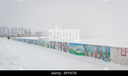 Winter Fluss promenade Schnee Schnee Zeit und der Stadt Stockfoto