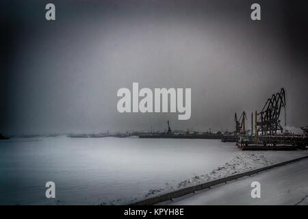 Winter Fluss promenade Schnee Schnee Zeit und der Stadt Stockfoto