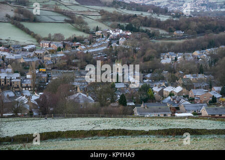 Das Dorf Hayfield in Derbyshire, England an einem kalten Wintermorgen. Stockfoto