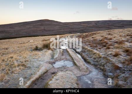 Die Schlange Weg auf den Hügeln über Hayfield, Derbyshire an einem kalten Wintermorgen. Eine beliebte Wanderung im Peak District National Park. Stockfoto